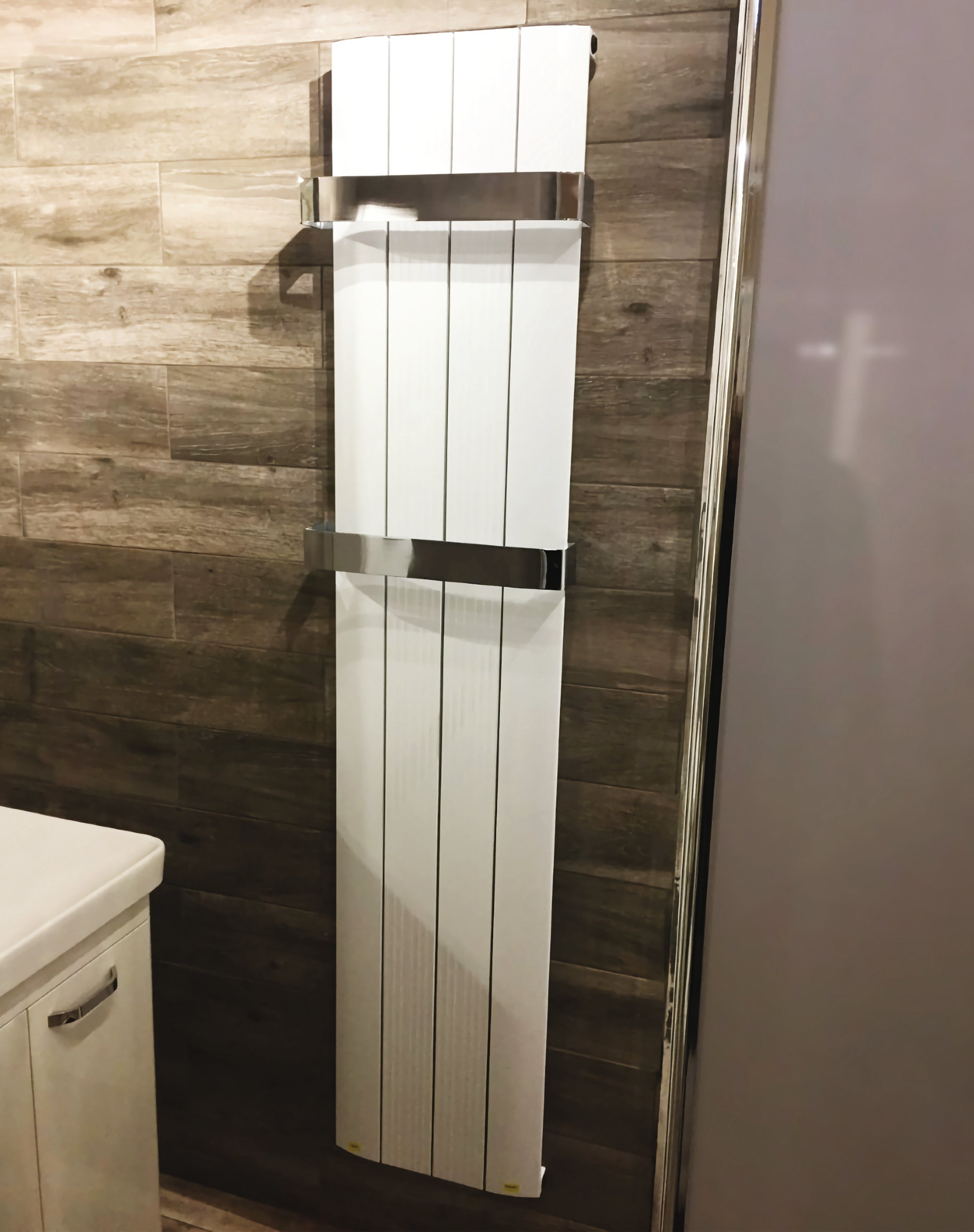 isumm™ Esse Vertical Radiators With One Towel Bar – Bulk Bathrooms