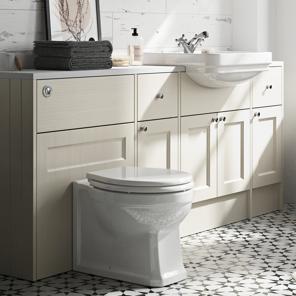 Traditional Back to Wall Pan